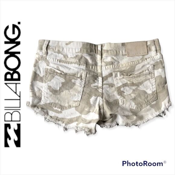 𝅺NEW billabong camo distressed denim shorts